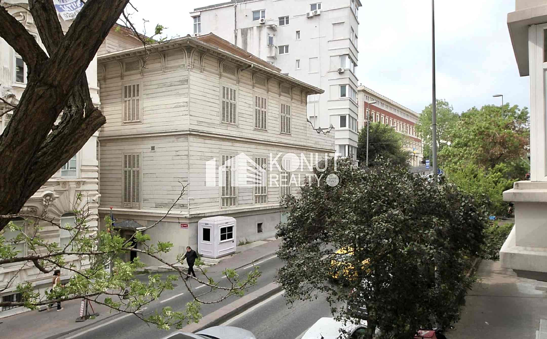 Gümüşsuyu'nda Tarihi Binada Bakımlı Satılık Daire