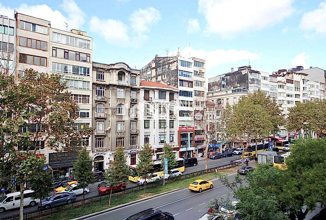 Taksim Elmadağ'da, Metroya yakın 250m2. 4+1 Ofis
