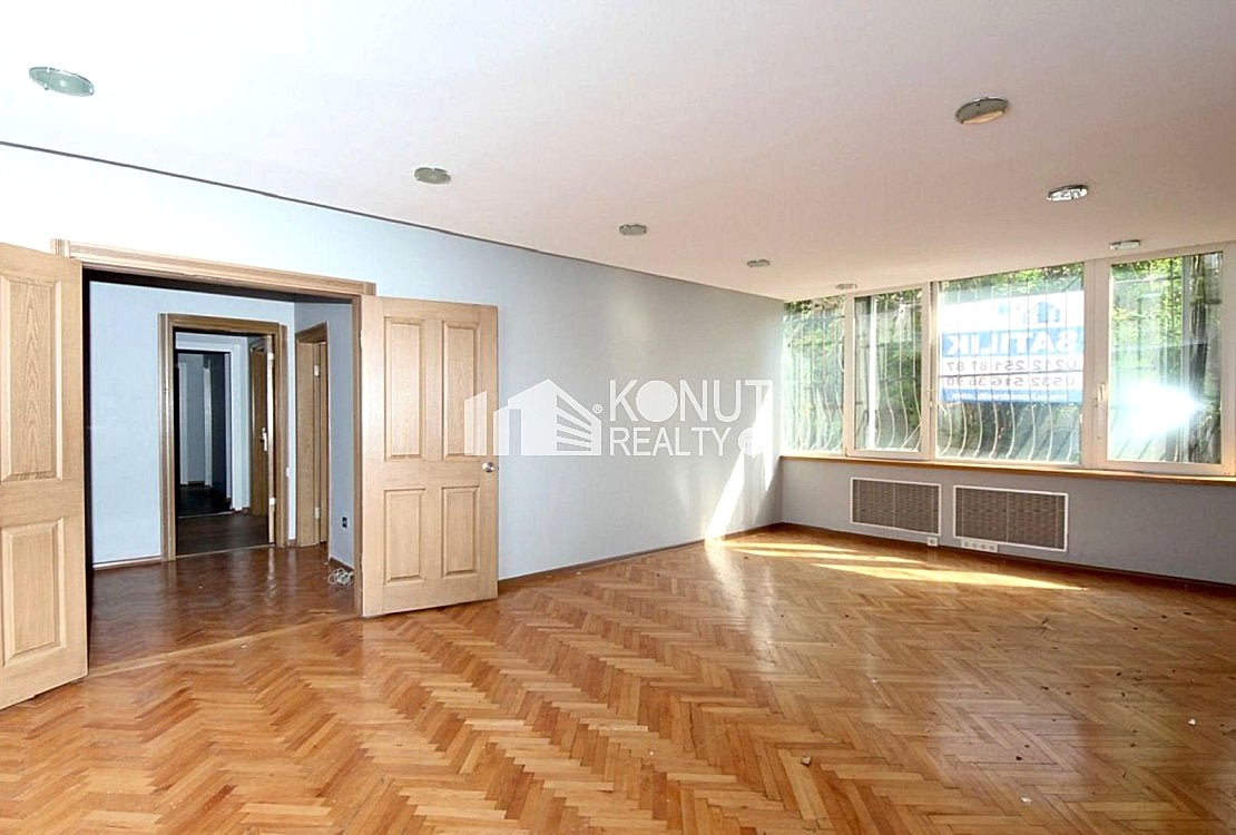 Gümüşsuyu Kabataş Arası, Giriş Kat 4+1 Garajlı Satılık Daire