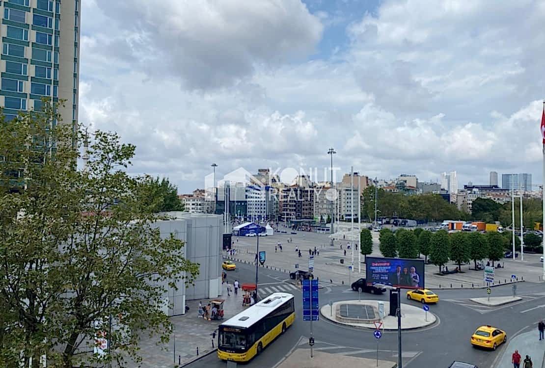 Gümüşsuyu'nda Taksim Meydan Manzaralı, Bakımlı 290 m²  Ofis