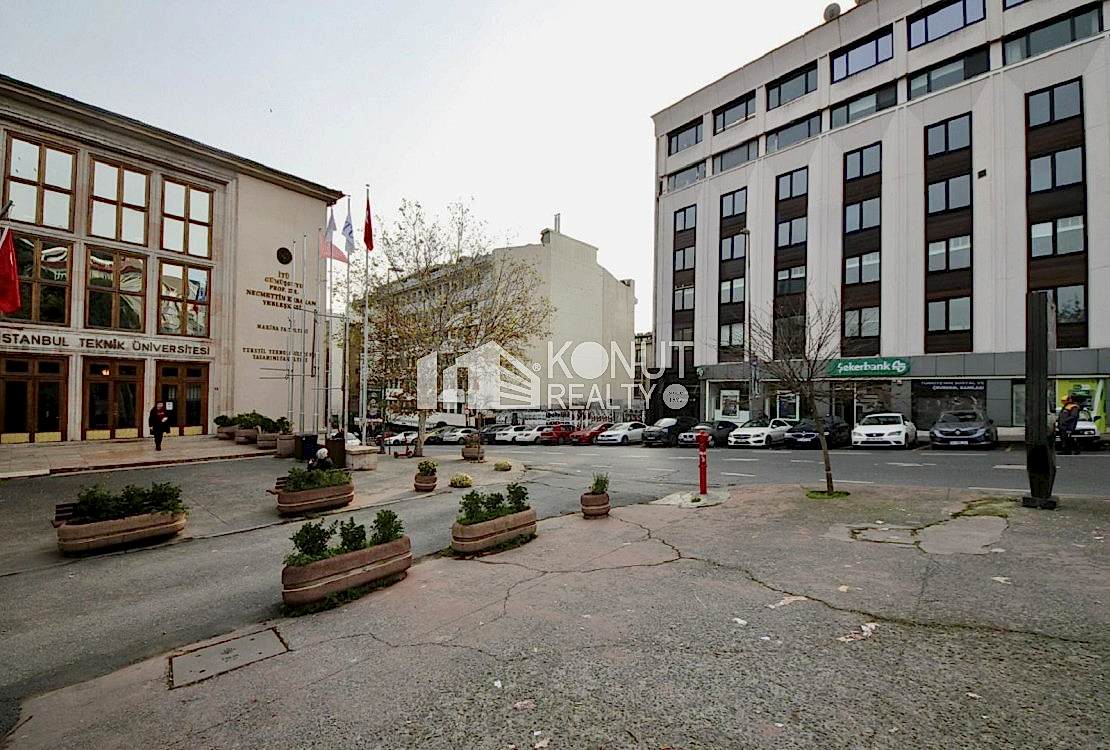Gümüşsuyu Caddede Garajlı 235m² Kdv'li Ofis
